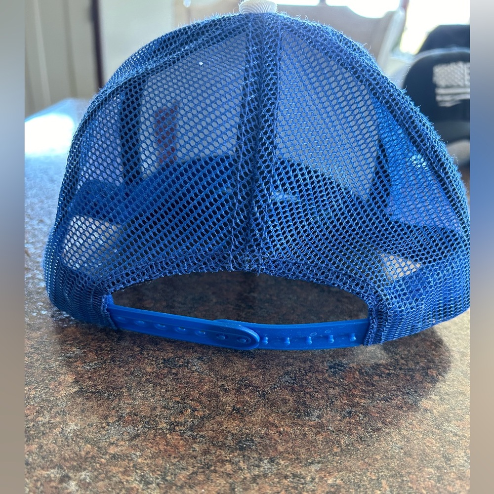 Snap back hat - Picture 3 of 3